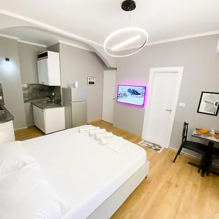 Center 5 - Way Apartment